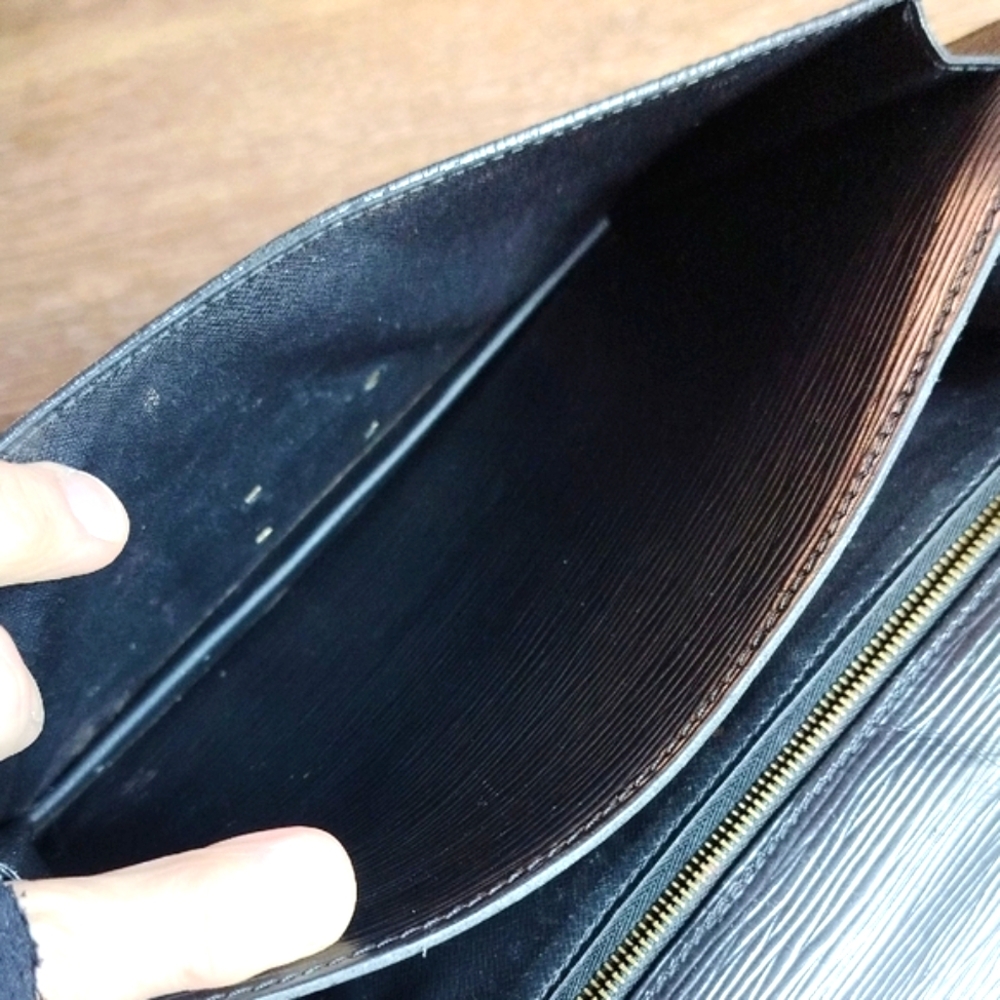 Louis Vuitton Vintage Black Epi Leather Crossbody Bag - Marc Jacobs Collection - Picture 7 of 17